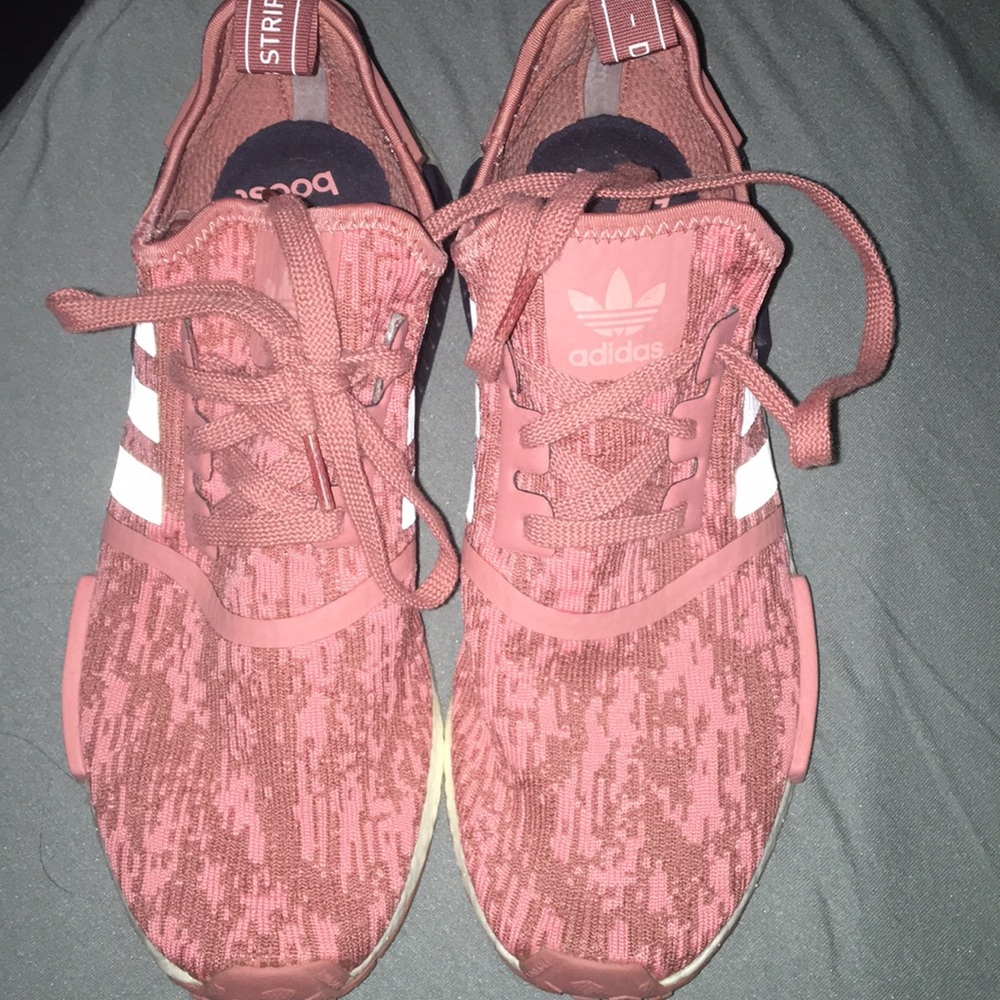 Women’s adidas sneakers 👟 💕